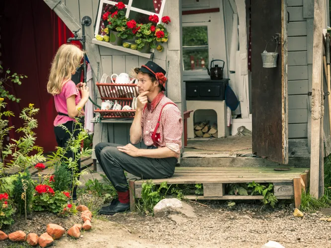 Trolska Skogen - trollkarlen Filijokus samtalar med ett barn