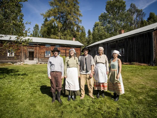 Grupp stående framför Ersk-Matsgården i Hassela