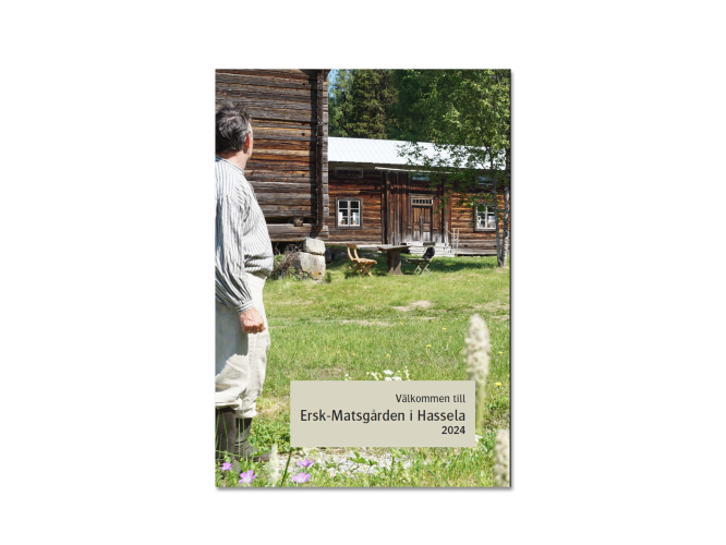 Färgbild - framsida av broschyr Ersk-Matsgården 2024. En man som står utanför timrad hälsingegård