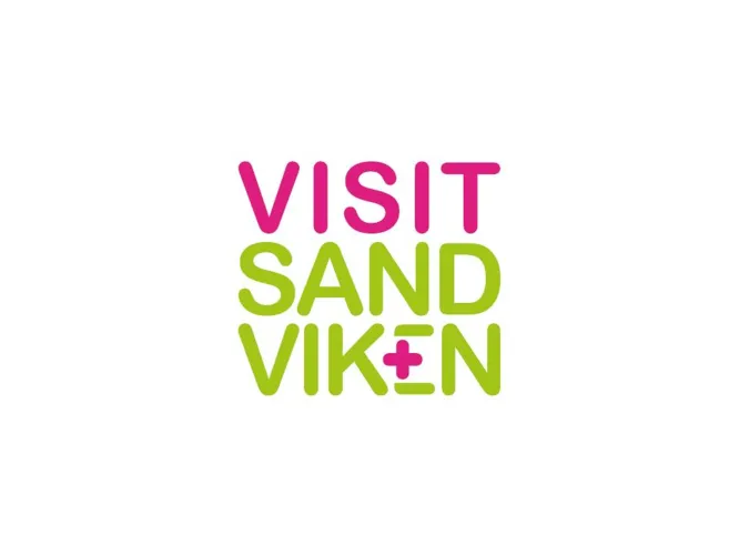 Färgbild - logotyp för Visit Sandviken - rosa och grön text, vit bakgrund