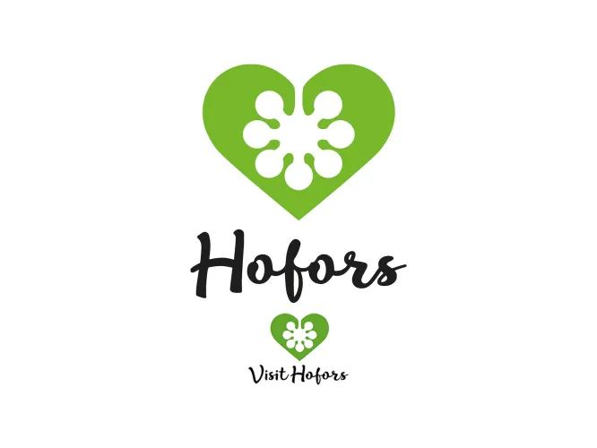 Vit bakgrund med logotyper för Hofors kommun med grön illustration och svart text