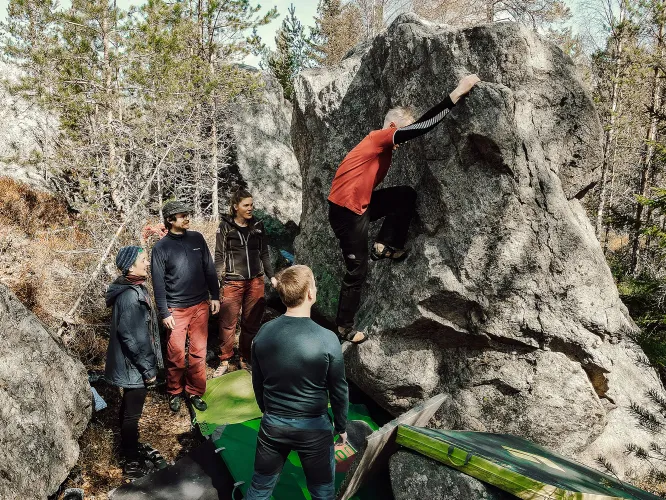 Färgbild - klättring utomhus. Grupp människor.