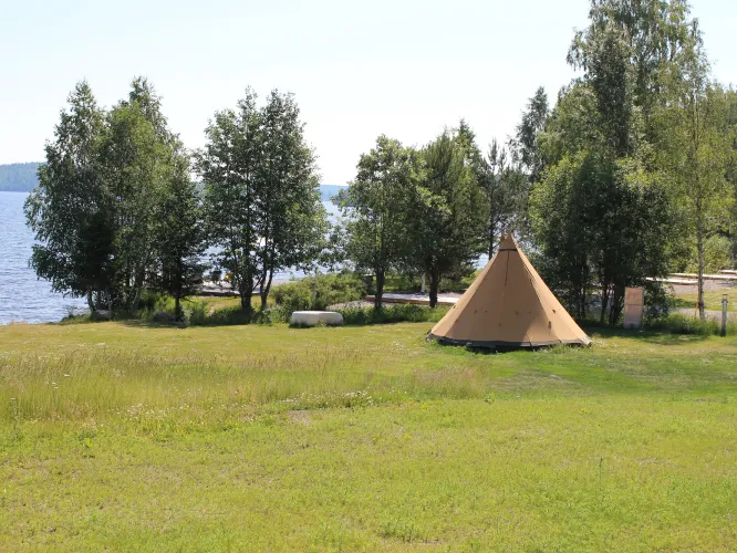 Camping med ställplatser vid strand och insjö.