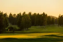 Sörfjärdens golfbana Golfbanan i Sörfjärden, välvande grönskande kullar.