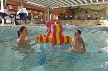 Hassela Ski Resort - familjeaktiviteter Badande familj på Hassela Ski resort i inomhuspoolen