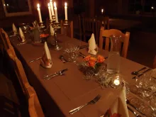 Möten - konferens Sjömärket Dukat restaurangbord med tända ljus i kandelaber, servetter, bestick och glas