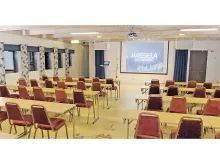 Möten Hassela Ski Resort Mötesrum med ord och stolar, projektorduk på väggen.