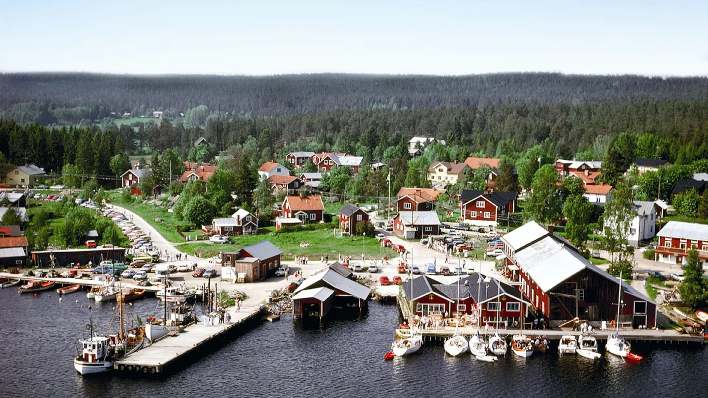 Flygfoto över Mellanfjärden - vy över gästhamn, bycentrum och bryggor.