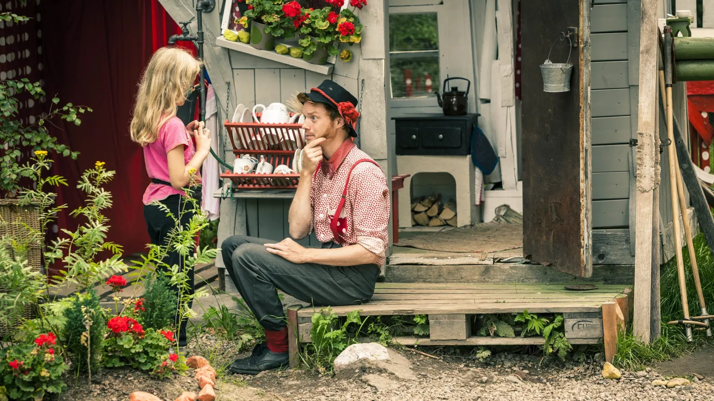 Trollkarlen Filijokus med ett barn i Trolska Skogen