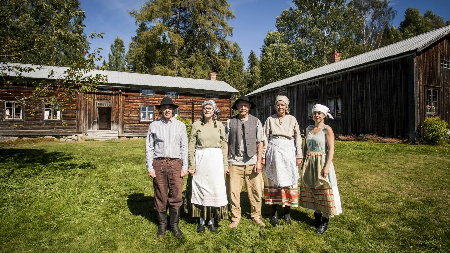 Exteriör bild från Ersk-Mats med grupp människor stående framför gården.