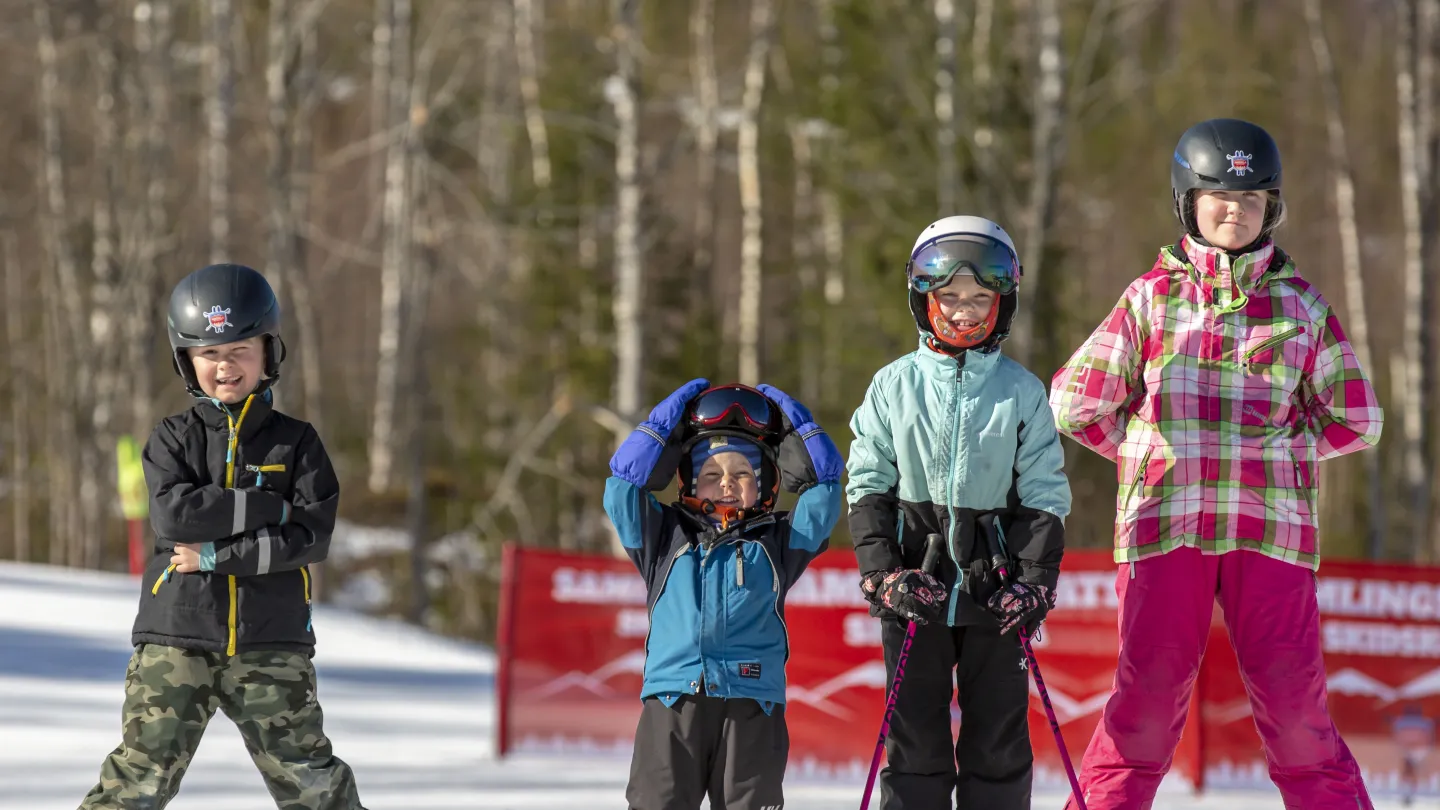 Barn redo att åka slalom