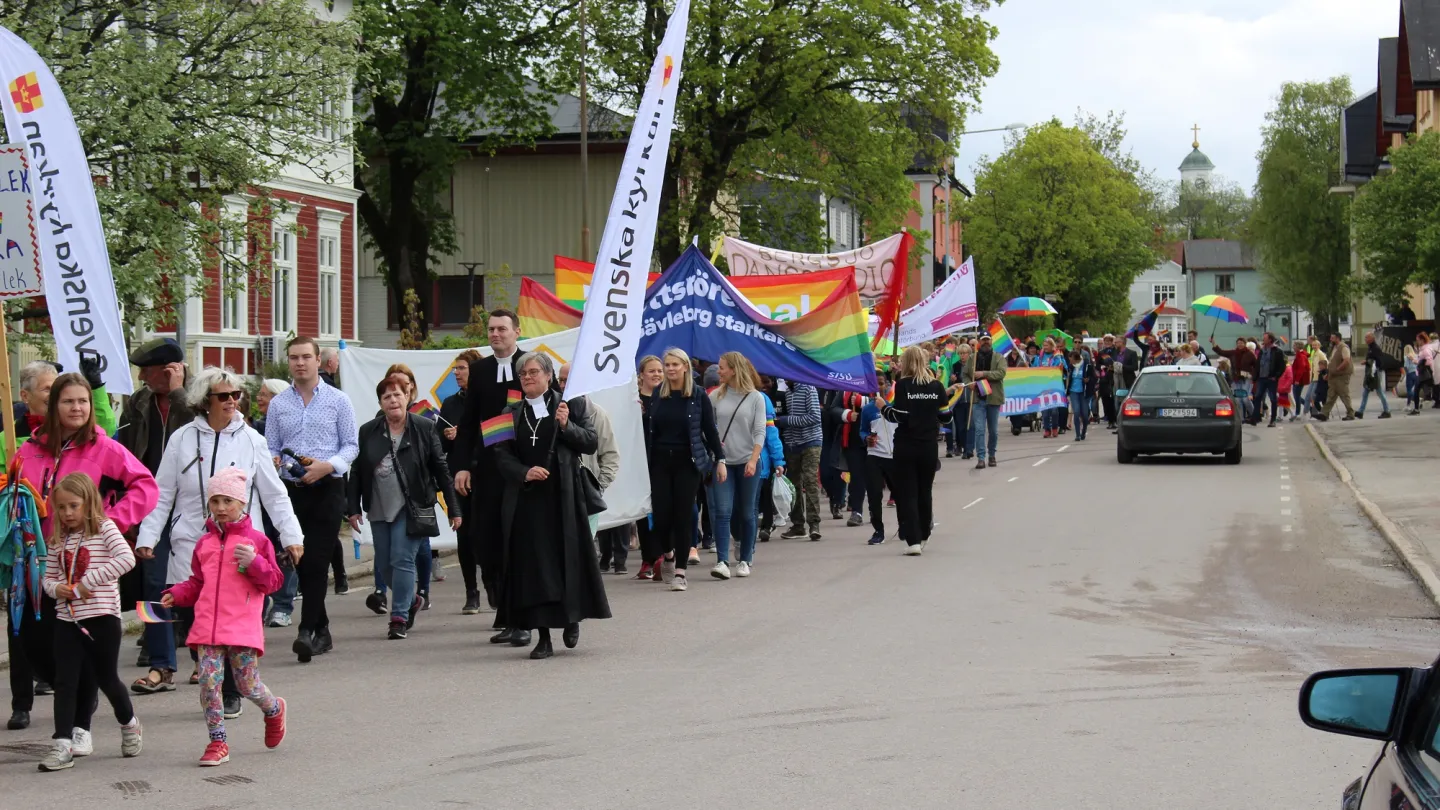 Färgbild - parad utomhus - Pride