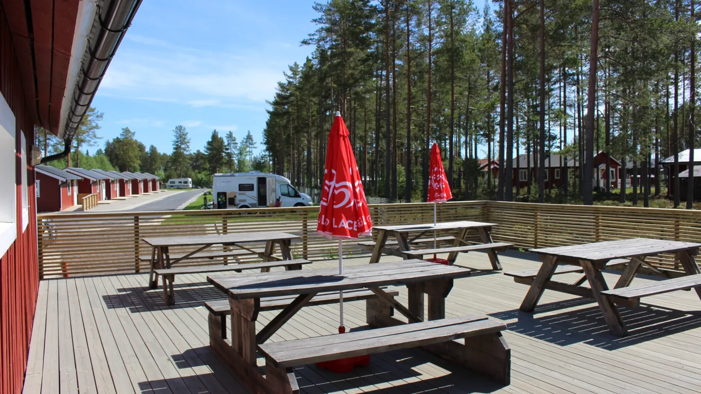 Vy från servicehus i Sörfjärden med stugor och husvagn i bakgrunden